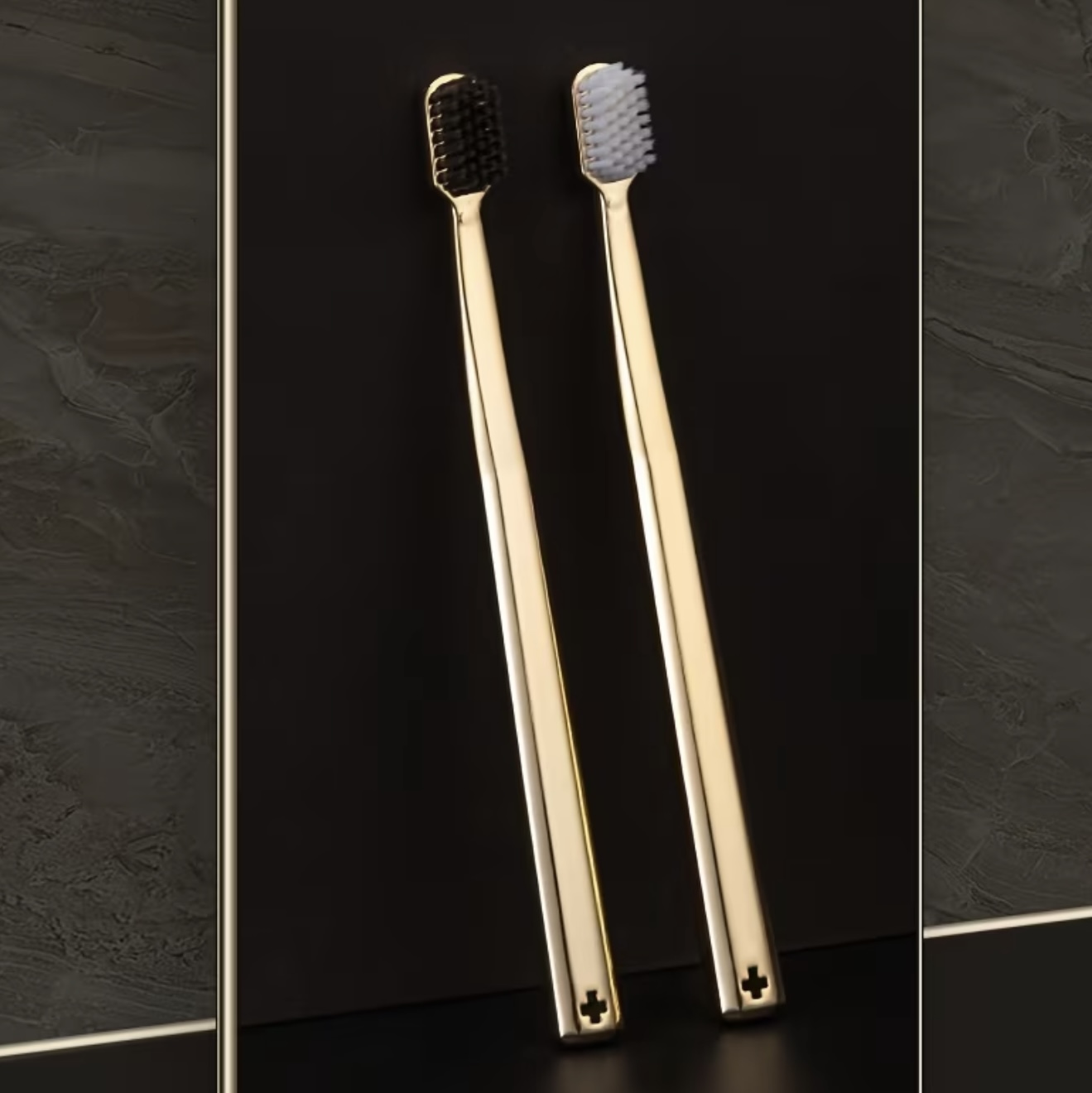 مسواک لوکس طلایی با برسهای میکروفایبر نرم - Image 2