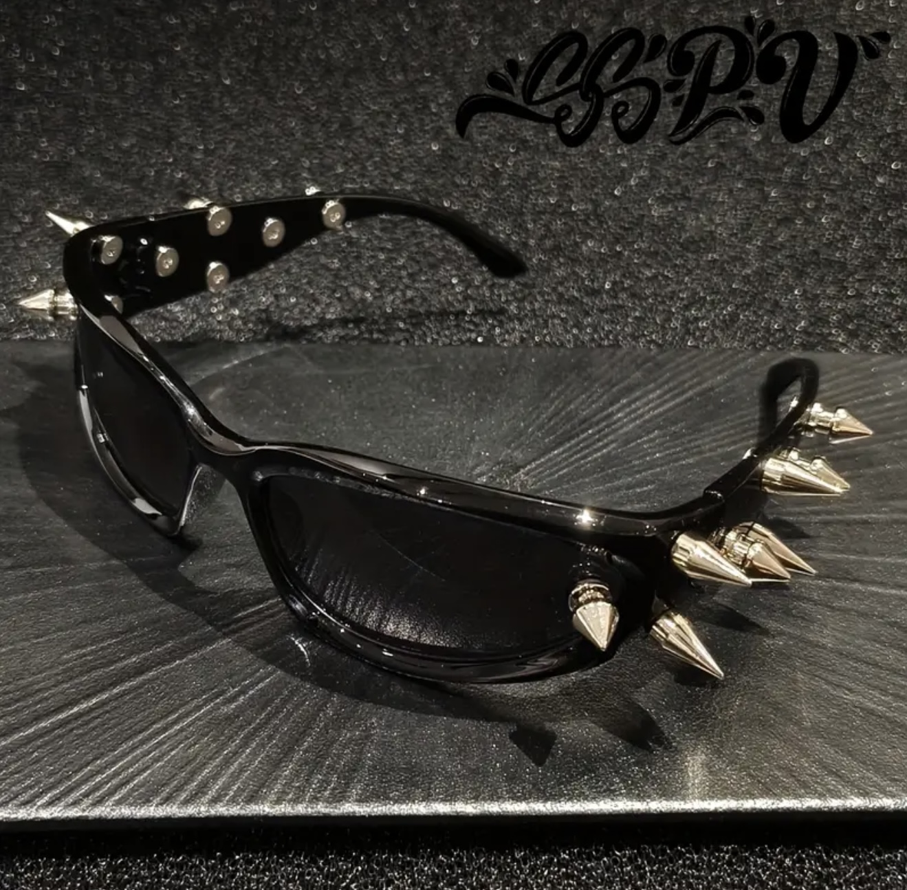 عینک سبک سایبرپانک و آیندهنگر با میخهای فلزی طلایی سنگین