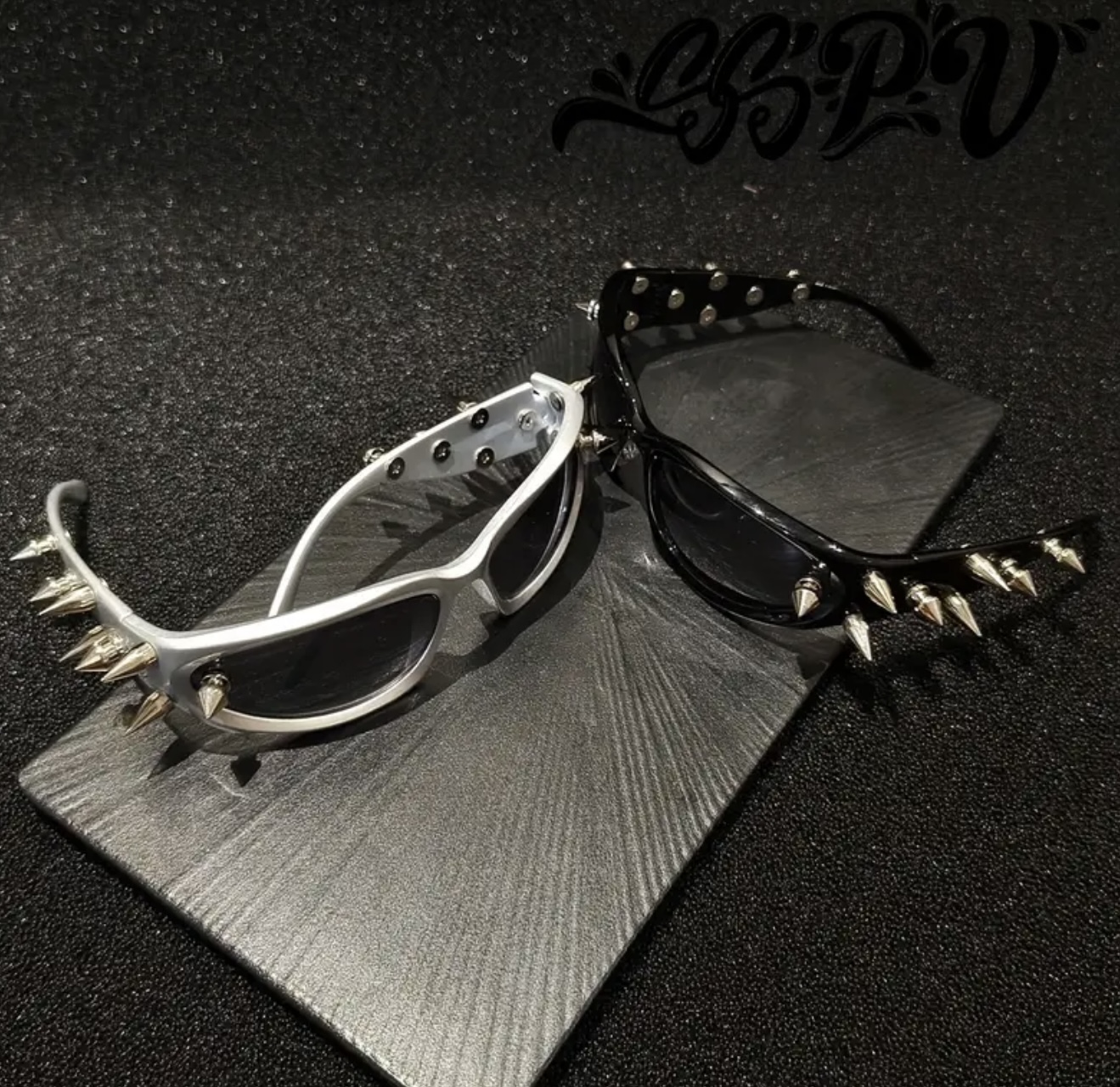 عینک سبک سایبرپانک و آیندهنگر با میخهای فلزی طلایی سنگین - Image 3