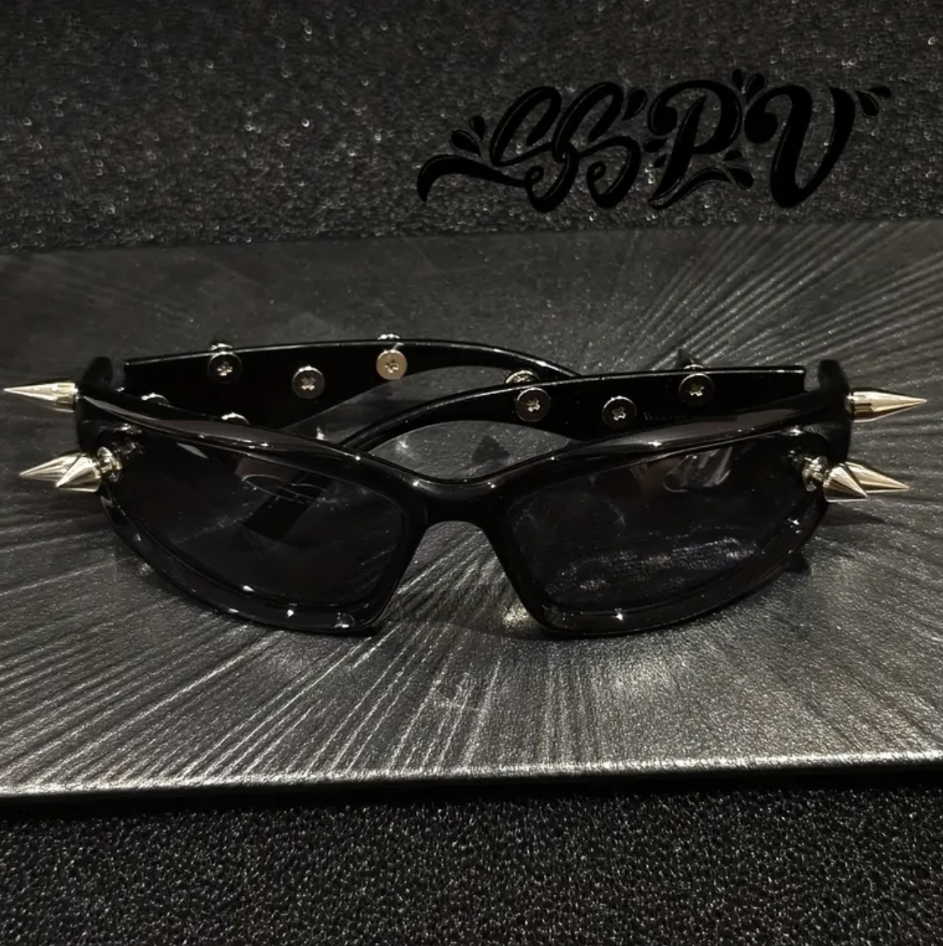 عینک سبک سایبرپانک و آیندهنگر با میخهای فلزی طلایی سنگین - Image 4