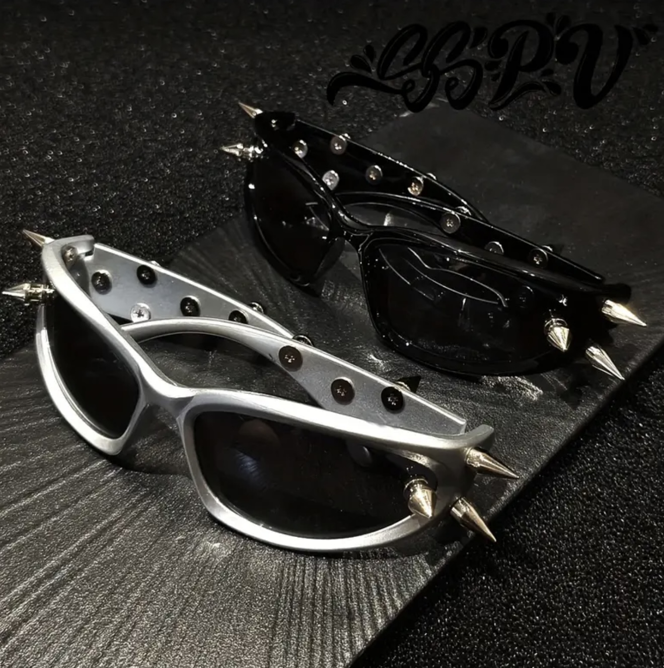 عینک سبک سایبرپانک و آیندهنگر با میخهای فلزی طلایی سنگین - Image 2