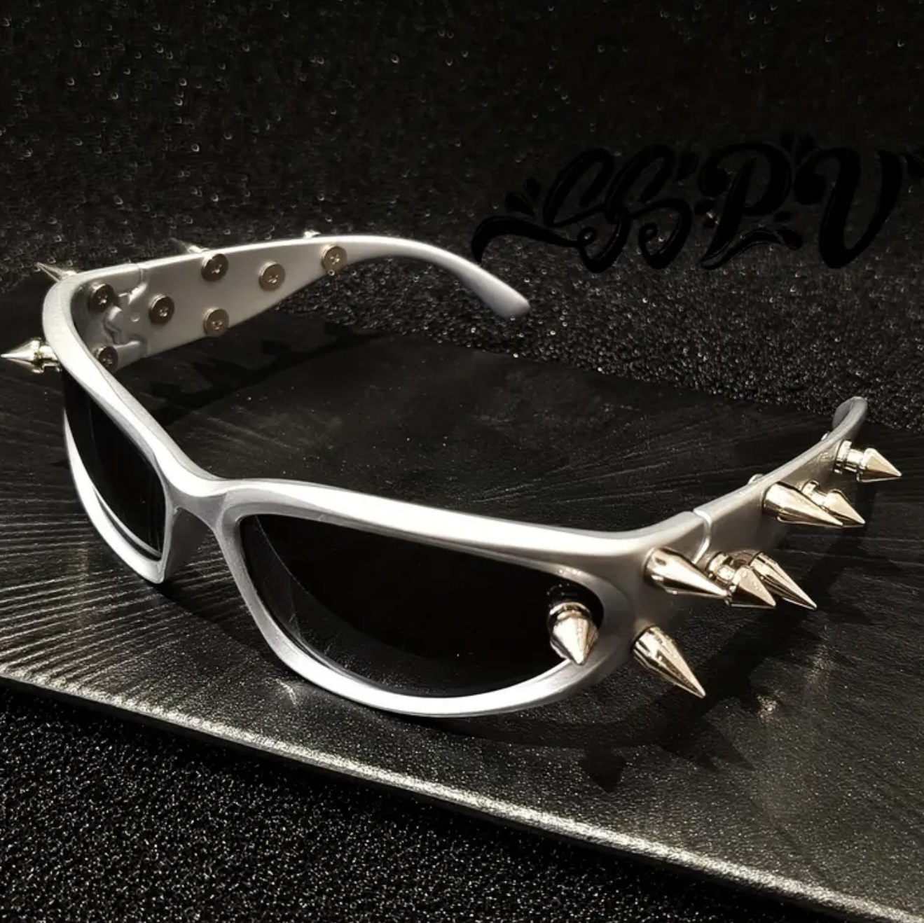 عینک سبک سایبرپانک و آیندهنگر با میخهای فلزی طلایی سنگین - Image 5