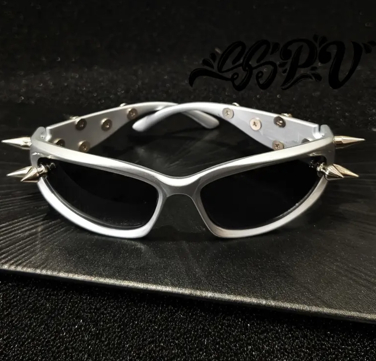 عینک سبک سایبرپانک و آیندهنگر با میخهای فلزی طلایی سنگین - Image 6