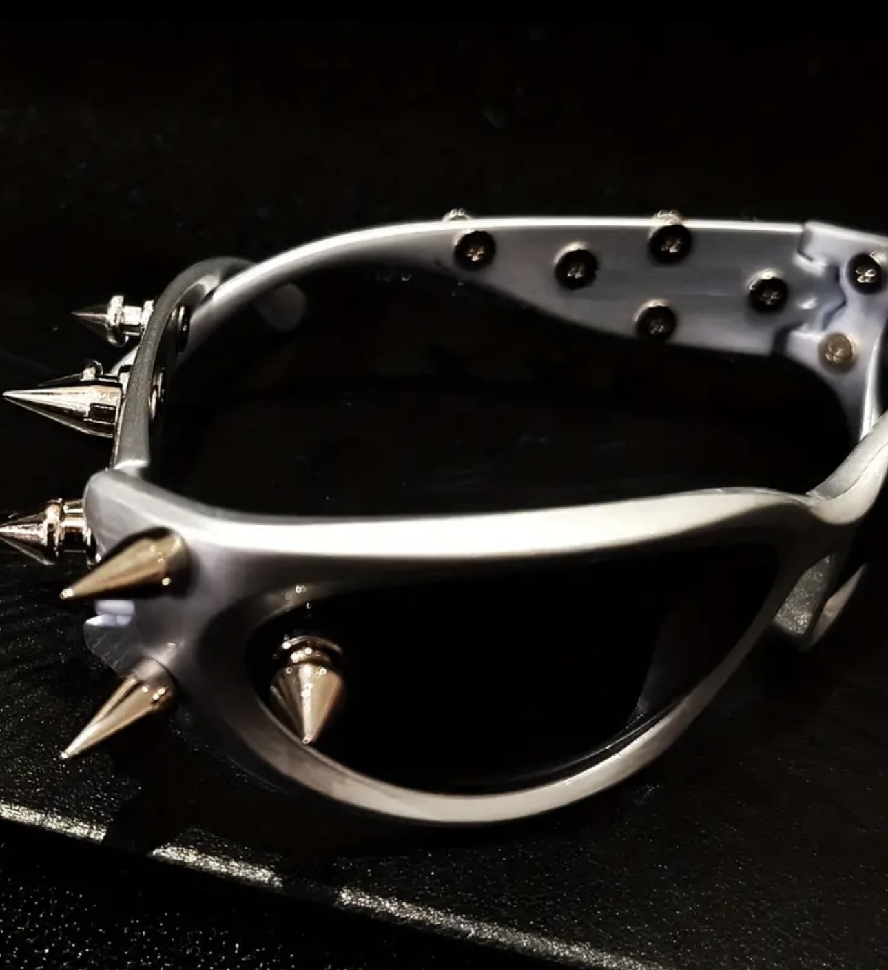 عینک سبک سایبرپانک و آیندهنگر با میخهای فلزی طلایی سنگین - Image 7