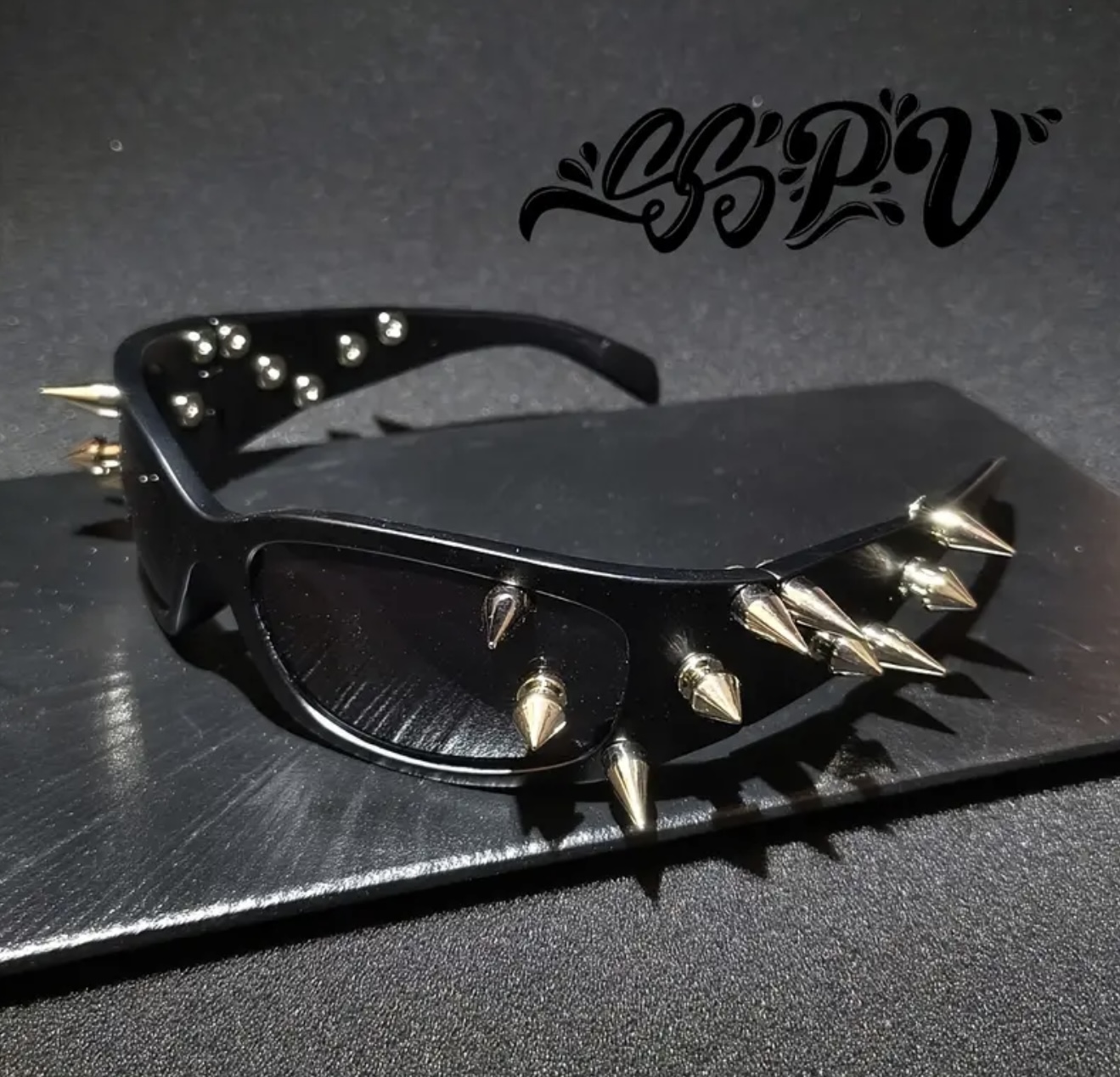 عینک سبک سایبرپانک و آیندهنگر با میخهای فلزی طلایی سنگین - Image 8