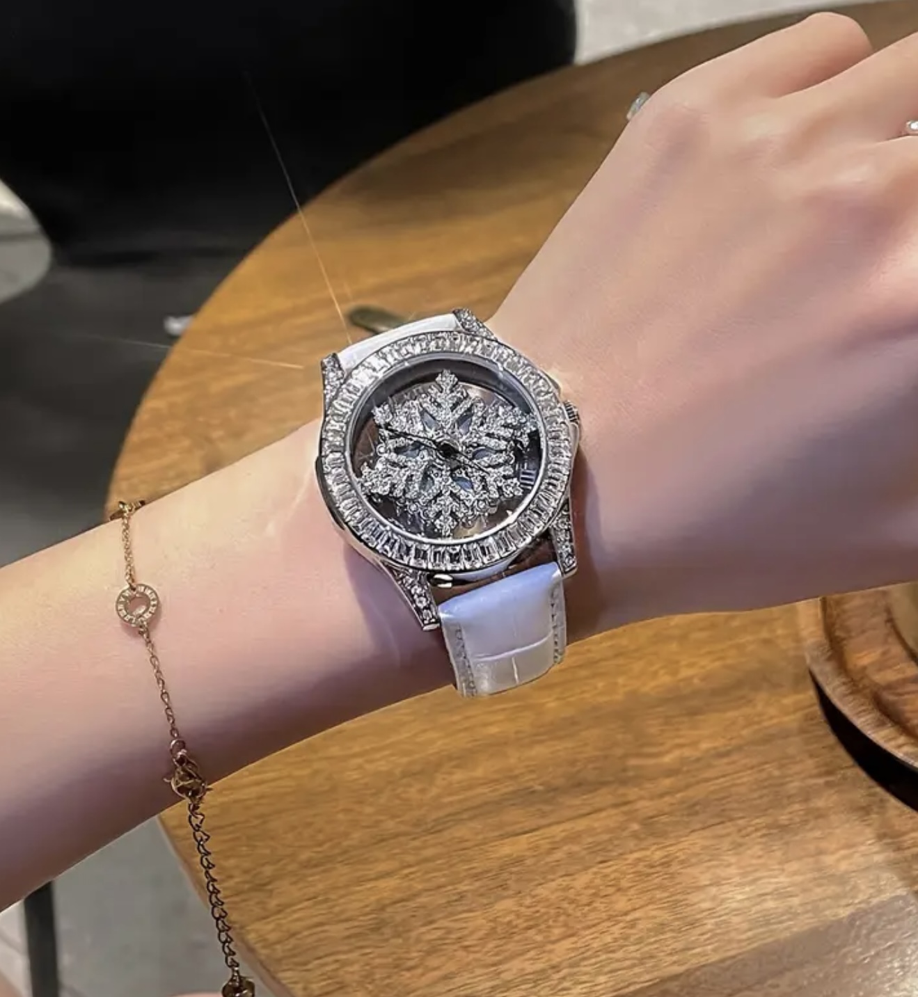 ساعت زنانه شیک با پشت شفاف – دارای صفحه چرخان آسمان پرستاره - Image 4