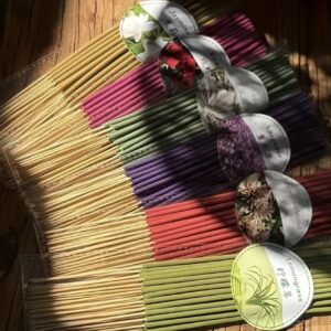 ست ۱۲۶ عدد عود پریمیوم شامل رایحه‌های مریم‌گلی، لاوندر، لمون‌گراس، خون اژدها، گل رز، یاس و شکوفه گیلاس