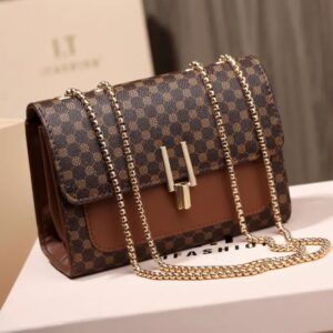 کیف با بند زنجیری شیک، طراحی مربعی منحصربه‌فر