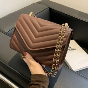 کیف دوشی زنانه شیک با طرح V شکل و دوخت لوزی