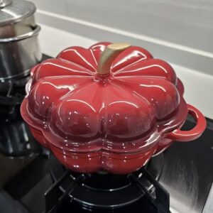 قابلمه چدنی هلندی لعابی به شکل کدو تنبل – قابلمه ضخیم با درب، پوشش لعابی قرمز، سازگار با انواع اجاق‌ها
