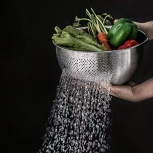 آبکش شست‌وشوی شیبدار سوراخ‌دار از استیل ضدزنگ – دارای فیلتر مش ریز برای شستن برنج، مناسب برای شست‌وشوی سبزیجات، میوه‌ها، لوبیا و ماکارونی