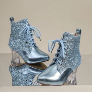 نیم‌بوت زنانه پولکی با طراحی پچ‌ورک، نوک‌تیز و دارای زیپ، پاشنه بلوکی متوسط، آستر پارچه‌ای