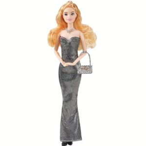 عروسک دخترانه با لباس شیک و بامزه شامل لباس، گردنبند و کفش و سایر لوازم جانبی