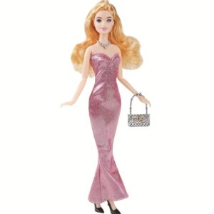 عروسک دخترانه با لباس شیک و بامزه شامل لباس، گردنبند و کفش و سایر لوازم جانبی