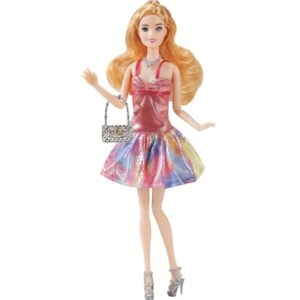 عروسک دخترانه با لباس شیک و بامزه شامل لباس، گردنبند و کفش و سایر لوازم جانبی