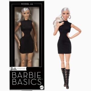 عروسک کلکسیونی دارای موهای بلوند، لباس مینی مشکی و چکمه‌های گلادیاتور، بدن قابل حرکت و مفصل‌دار و سر عروسک قابل تعویض