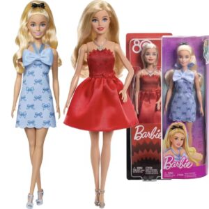 عروسک باربی دارای موهای بلوند، لباس، کفش و گردنبند، ابزاری کلکسیونی و سرگرم‌کننده برای دختران