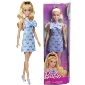 عروسک باربی دارای موهای بلوند، لباس، کفش و گردنبند، ابزاری کلکسیونی و سرگرم‌کننده برای دختران