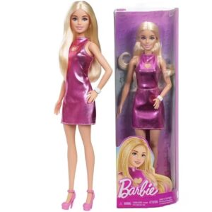 عروسک باربی دارای موهای بلوند، لباس، کفش و گردنبند، ابزاری کلکسیونی و سرگرم‌کننده برای دختران
