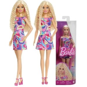 عروسک باربی دارای موهای بلوند موج‌دار، لباس و لوازم جانبی کامل