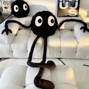 عروسک پولیشی با پاهای بلند و چشم‌های بزرگ مشکی