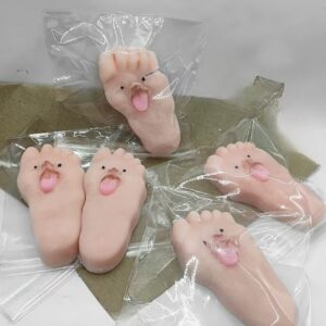 اسکویشی بامزه با زبان بیرون‌زده و پاهای بزرگ ، مناسب فشردن کف دست و کاهش استرس. نرم، قابل کشسانی، با خاصیت بازگشت بالا