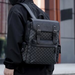 کوله‌پشتی جادار با چندین جیب