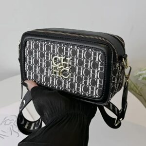 کیف کراس‌بادی با چاپ نوشته‌های وینتج و بند شانه‌ی پهن و قابل تنظیم