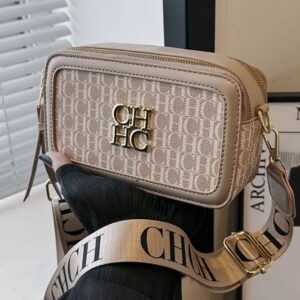 کیف کراس‌بادی با چاپ نوشته‌های وینتج و بند شانه‌ی پهن و قابل تنظیم