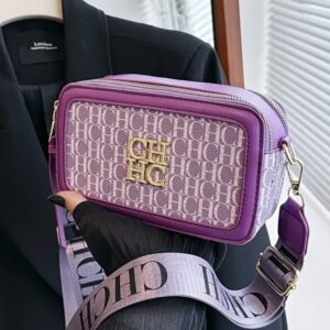 کیف کراس‌بادی با چاپ نوشته‌های وینتج و بند شانه‌ی پهن و قابل تنظیم