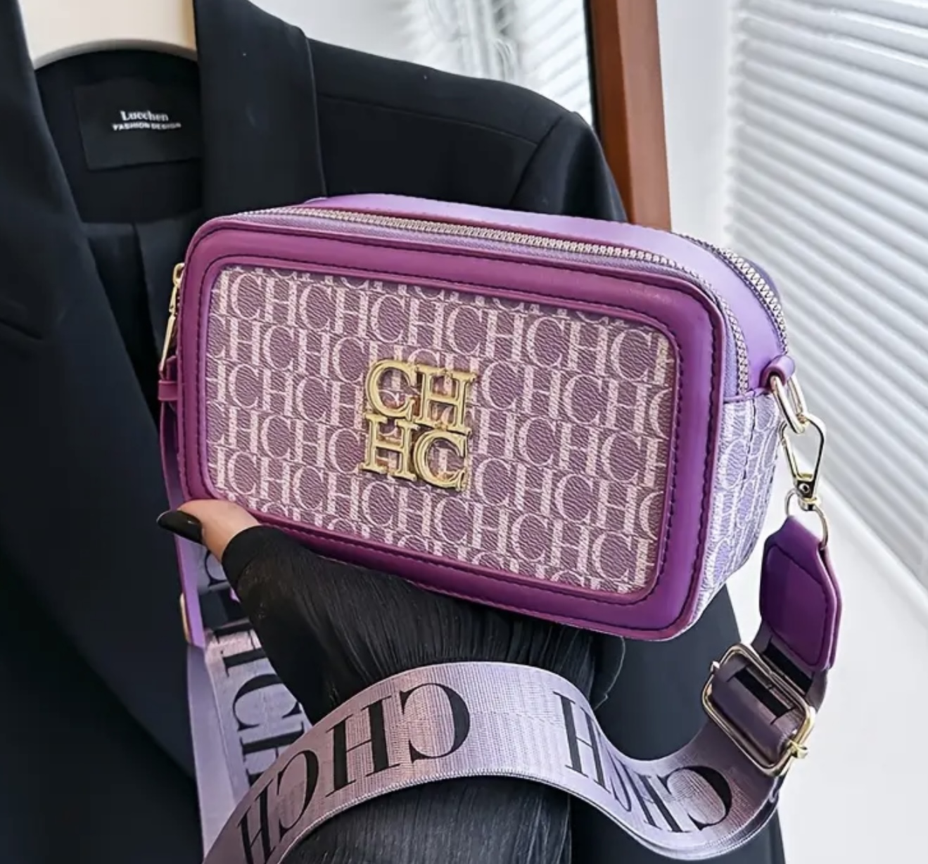 کیف کراسبادی با چاپ نوشتههای وینتج و بند شانهی پهن و قابل تنظیم