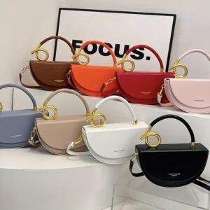 کیف کراس‌بادی با قطعات فلزی طلایی، بند قابل تنظیم و قفل مغناطیسی