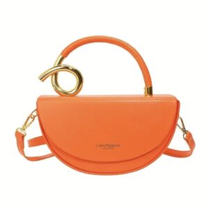 کیف کراس‌بادی با قطعات فلزی طلایی، بند قابل تنظیم و قفل مغناطیسی