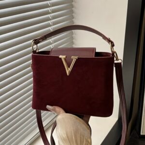 کیف کراس‌بادی چیز وینتیج، مینی، با رنگ ساده و تزئینات سگک فلزی مینیمال،