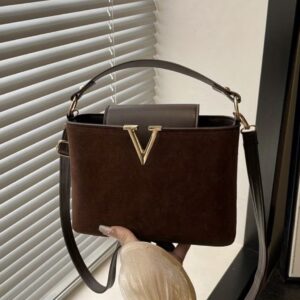 کیف کراس‌بادی چیز وینتیج، مینی، با رنگ ساده و تزئینات سگک فلزی مینیمال،