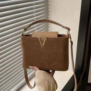 کیف کراس‌بادی چیز وینتیج، مینی، با رنگ ساده و تزئینات سگک فلزی مینیمال،