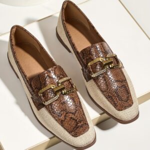 کفش تخت قهوه‌ای با طرح پوست مار، دارای سگک فلزی