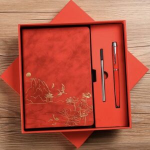 ست ۱ عدد دفترچه به‌همراه خودکار + مغزی یدک دارای جلد با حس لمس چرمی و متریال PU. شامل ۱۰۰ صفحه