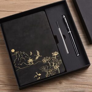 ست ۱ عدد دفترچه به‌همراه خودکار + مغزی یدک دارای جلد با حس لمس چرمی و متریال PU. شامل ۱۰۰ صفحه