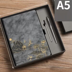 ست ۱ عدد دفترچه به‌همراه خودکار + مغزی یدک دارای جلد با حس لمس چرمی و متریال PU. شامل ۱۰۰ صفحه