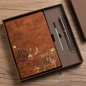 ست ۱ عدد دفترچه به‌همراه خودکار + مغزی یدک دارای جلد با حس لمس چرمی و متریال PU. شامل ۱۰۰ صفحه