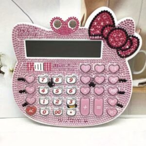 ماشین‌حساب کیتی بامزه سنریو با صفحه کریستالی و دکمه قلبی شکل