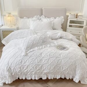 ست روتختی ۴ تکه به سبک کره‌ای با گلدوزی گل سه‌بعدی و توری لبه برگ نیلوفری،شامل ۱ عدد کاور لحاف، ۲ عدد روبالشی و ۱ عدد ملحفه ساده،