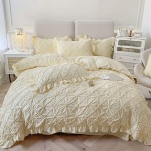 ست روتختی ۴ تکه به سبک کره‌ای با گلدوزی گل سه‌بعدی و توری لبه برگ نیلوفری،شامل ۱ عدد کاور لحاف، ۲ عدد روبالشی و ۱ عدد ملحفه ساده،