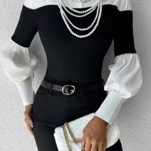 تاپ زنانه شیک و با استایل، فیت جذب، مشکی و سفید با طراحی رنگ‌بندی ترکیبی