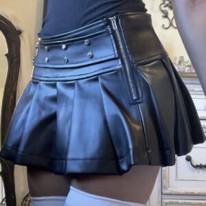 دامن پلیسه مشکی با کمر کوتاه و زیپدار، تزیینشده با میخهای فلزی وینتیج، فیت جذب