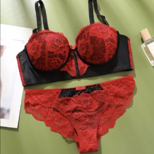 ست شورت سوتین به سبک فرانسوی، شامل سوتین باستیه با رنگ‌های متضاد و شورت مثلثی