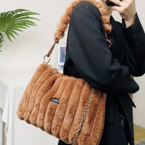 کیف دوشی زنانه نرم (Faux Fleece) – دارای بند قابل تنظیم برای استفاده به صورت کراسبادی یا دستی