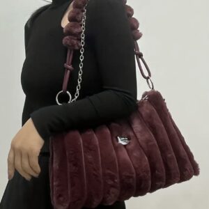 کیف دوشی زنانه نرم (Faux Fleece) – دارای بند قابل تنظیم برای استفاده به صورت کراسبادی یا دستی