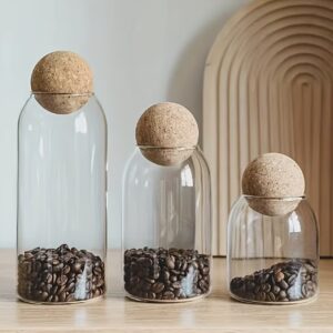 ست ۳ عددی مینیمال شیشه بوروسیلیکات با درب چوب پنبهای و توپک چوبی – مناسب برای نگهداری ادویهها، قهوه، حبوبات و سایر مواد خوراکی